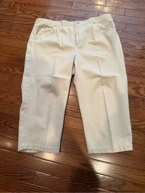 Peck and Peck Weekender cropped Capri Pants in Light Cream. Size 16.   Nice cut